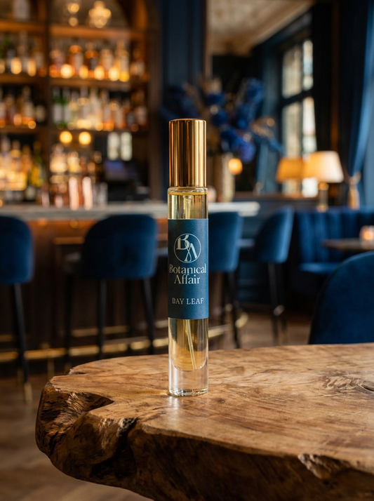 BayLeaf Flakon 10 ml EdP Naturparfum Reisegröße 100% natürlichen Ursprungs Flakon im Hintergrund eines Bar 